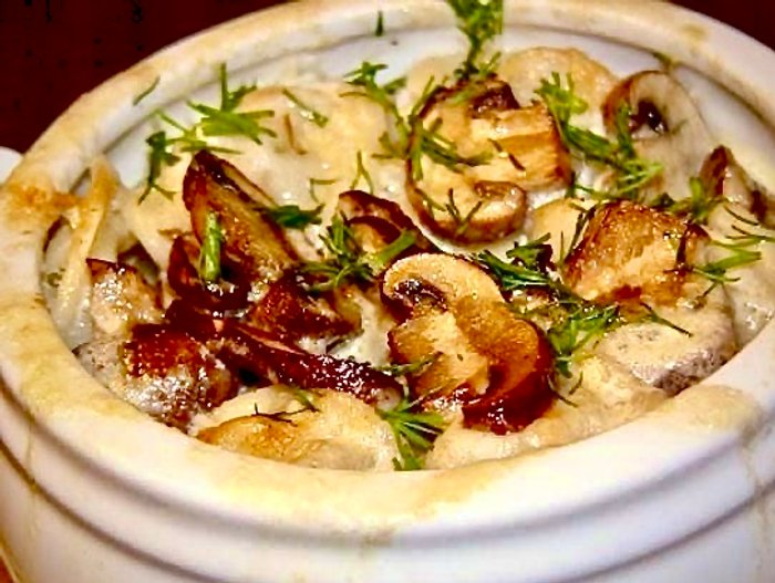 Пельмени домашние в грибном соусе