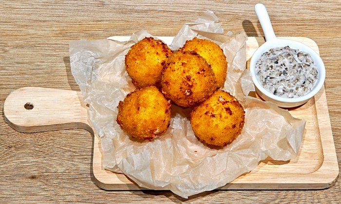 Колобки с грибным соусом