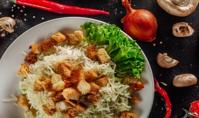 Салат Цезарь с лососем