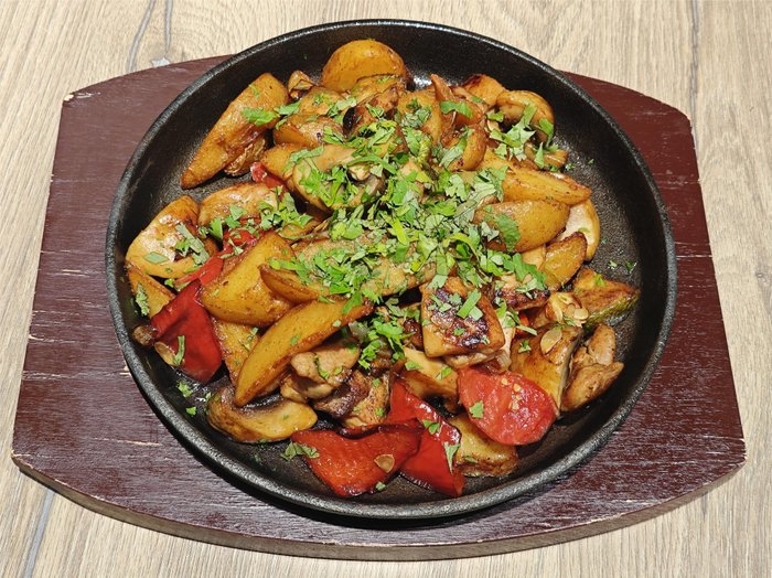 Горячая сковородка с курицей