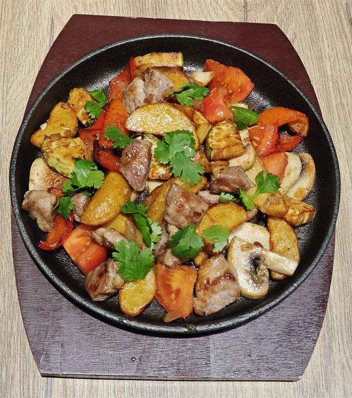 Горячая сковородка со свининой