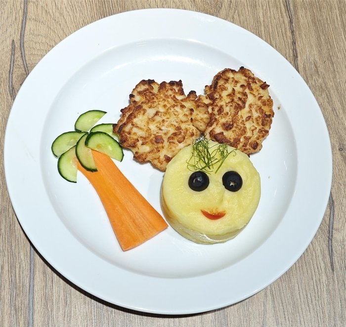 Куринные оладушки с картофельным пюре под соусом